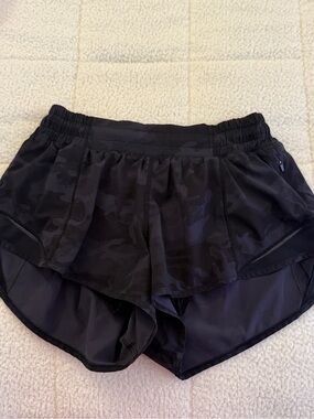 lululemon size 4 Black Camo hotty hot Shorts 2.5 inseam